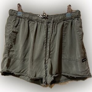 Calvin Klein Jeans Women's Cargo Shorts in Olive
